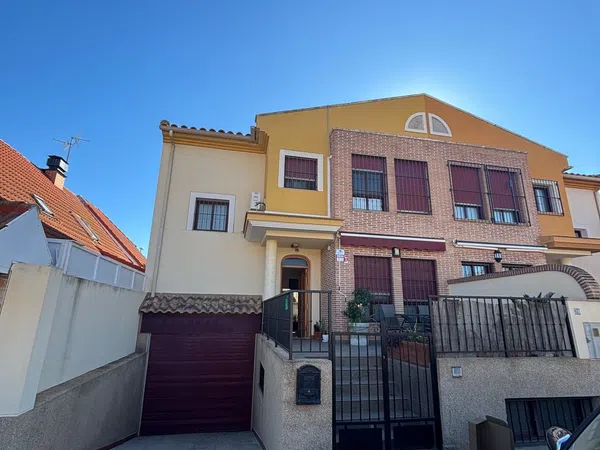 Chalet pareado en calle Juan Ayllon, 28