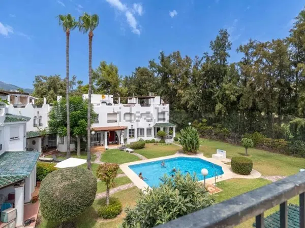 Chalet adosado en Barrio Los Naranjos - Foto 1