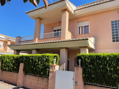 Chalet pareado en calle de la Vinya, 8