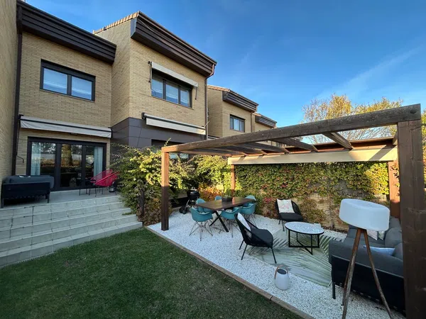 Chalet adosado en calle Cabo de Peñas, 6 - Foto 1