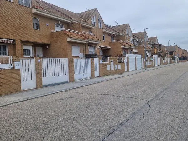 Chalet adosado en calle de Tebas, 30 - Foto 1