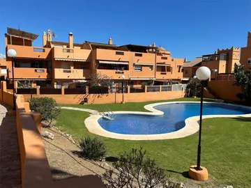 Casa adosada en  Calle Pepa Flores González 66 - Foto 1