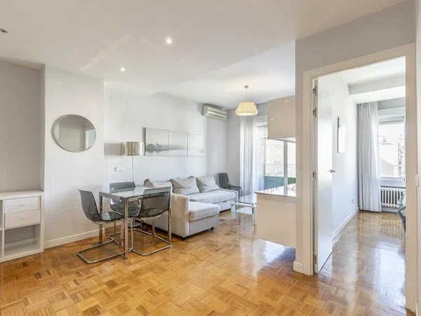 Piso en calle de Clara del Rey, 8