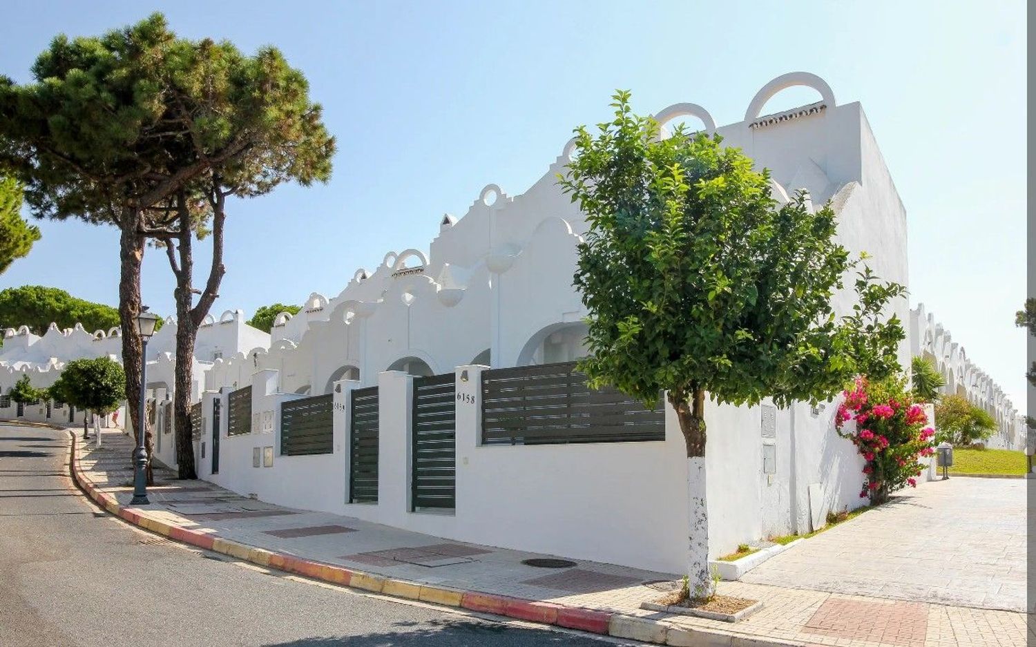 Chalet adosado en avenida Yunquera, 6145 - Foto 1