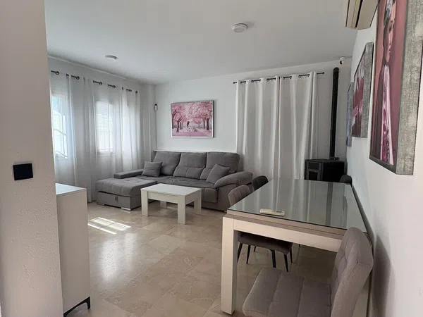 Chalet adosado en Palomares del Río - Foto 1