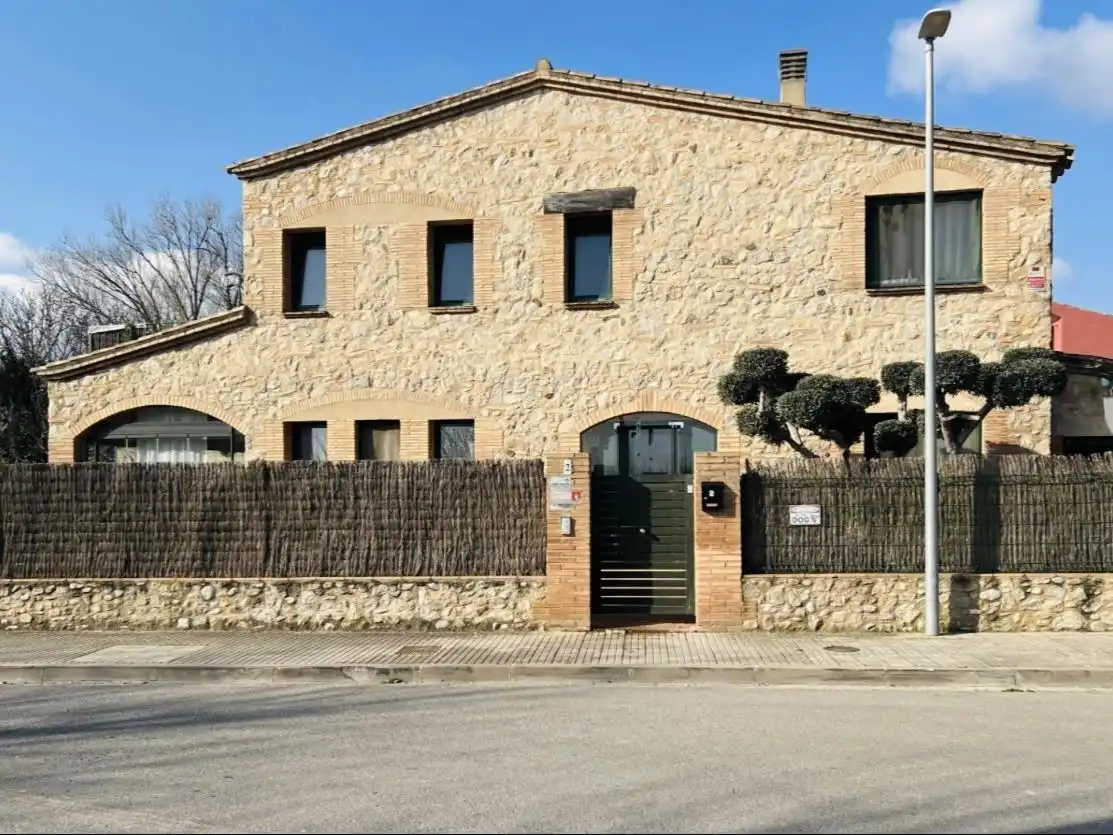 Chalet en  Carrer de Monturiol 1 - Foto 2