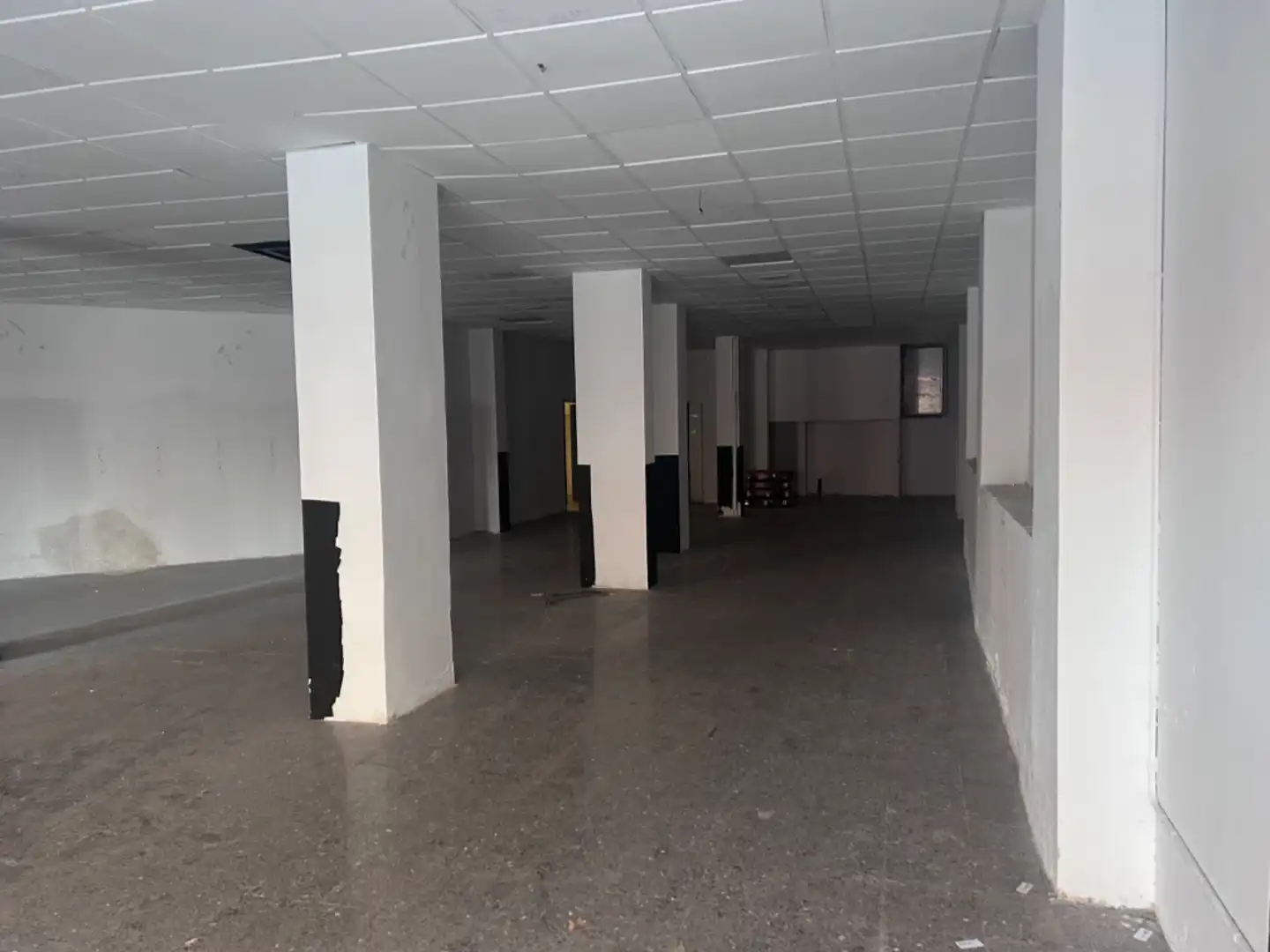 Local comercial en  Avinguda de Josep Tarradellas - Foto 2