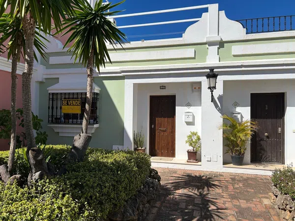 Chalet adosado en Aloha Pueblo, 120, Aloha - Foto 1