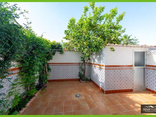 Chalet adosado en calle Cajiz, 1