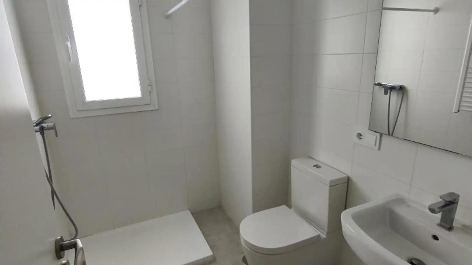 Piso en  Avenida Reina Sofía 40 - Foto 4