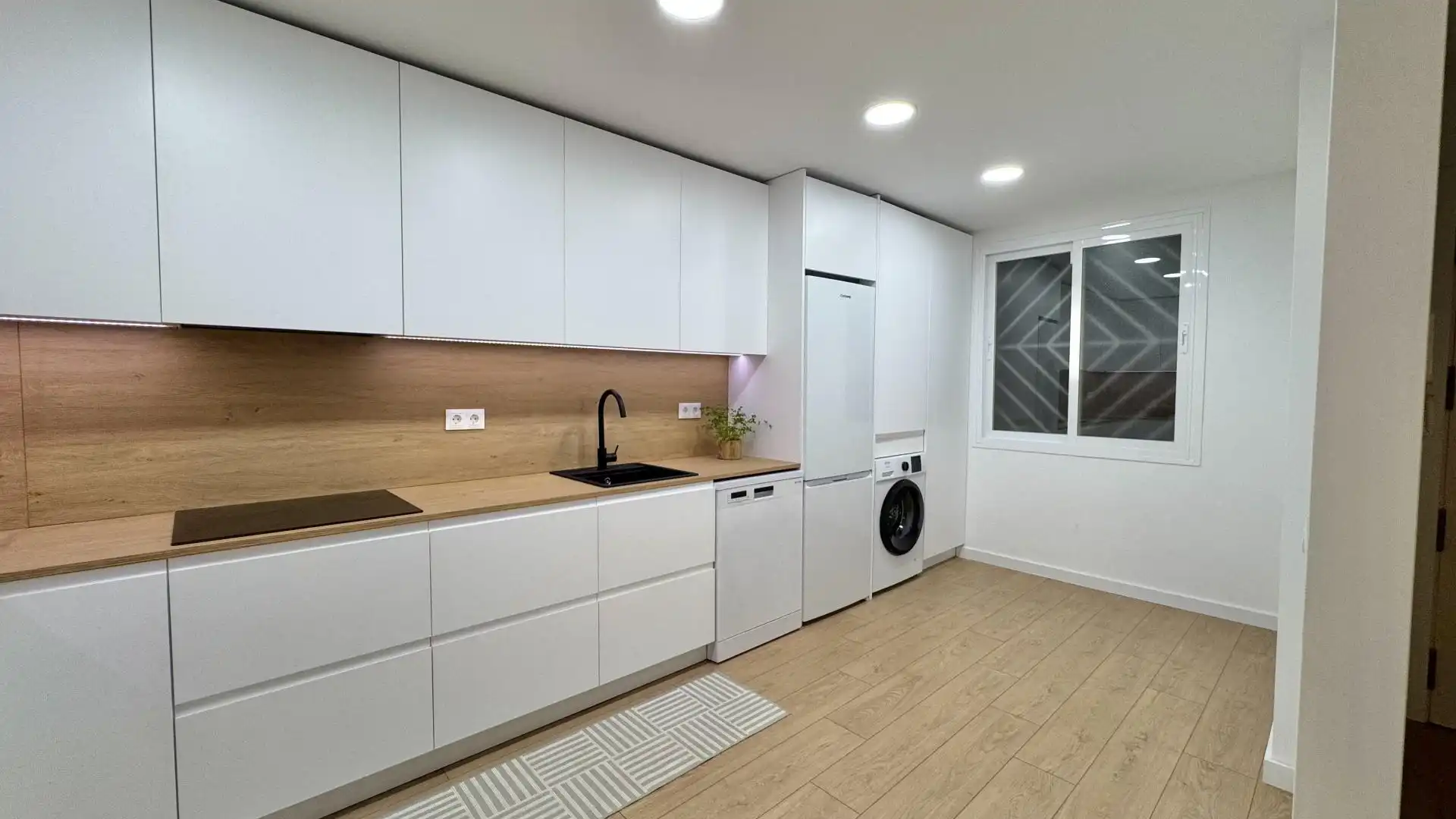 Casa adosada en  Calle Pepa Flores Marisol 30 - Foto 1