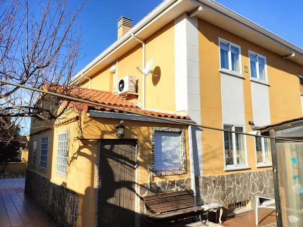 Chalet pareado en Calle Santander s/n - Foto 1