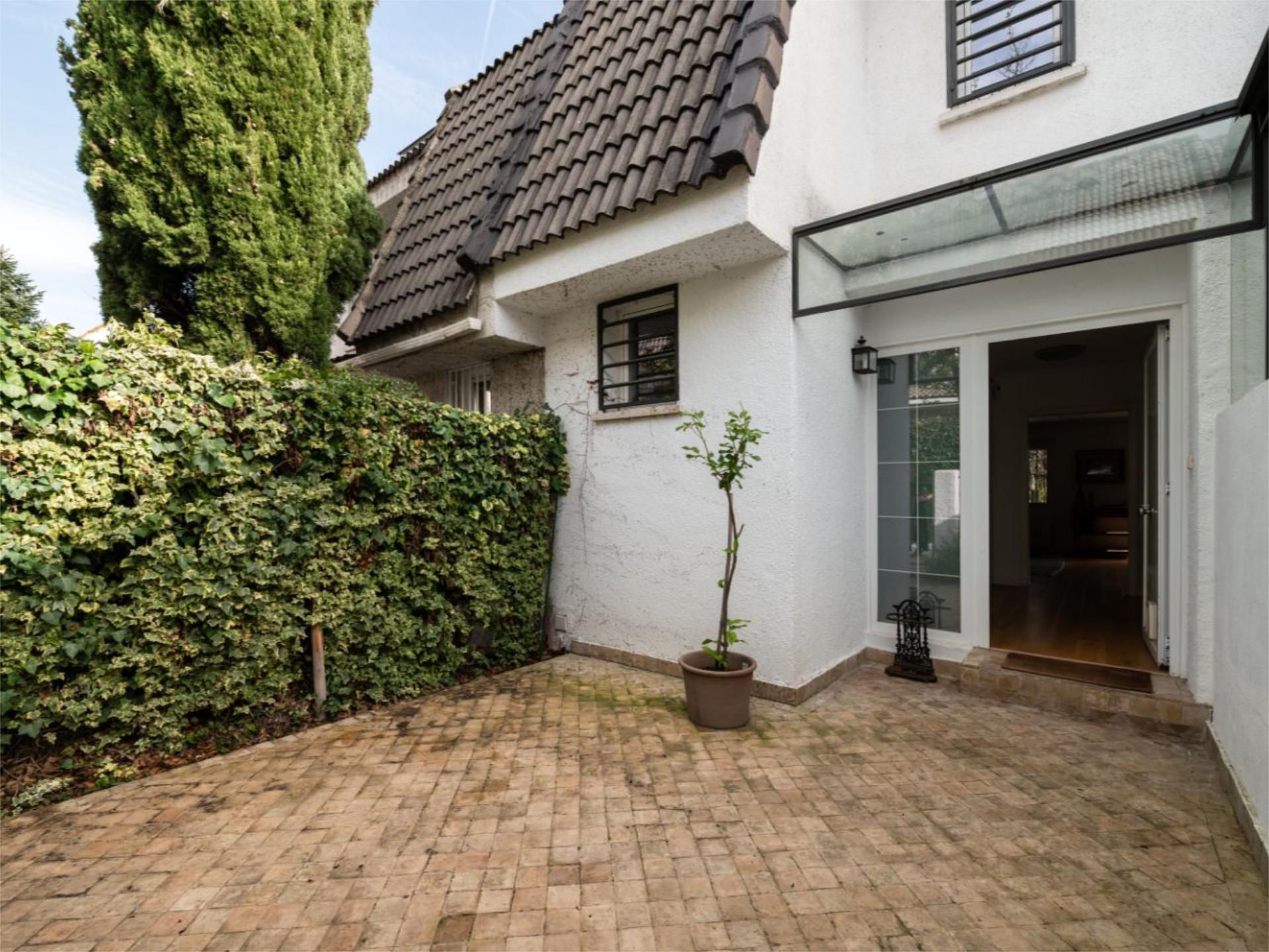 Casa adosada en  Calle Eugenia del Pozo 1 - Foto 2