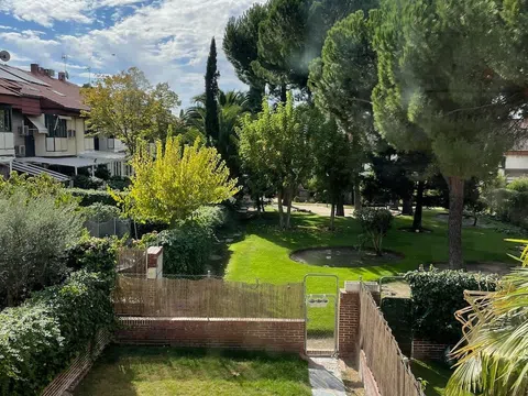 Chalet adosado en calle Playa de la Concha, 25