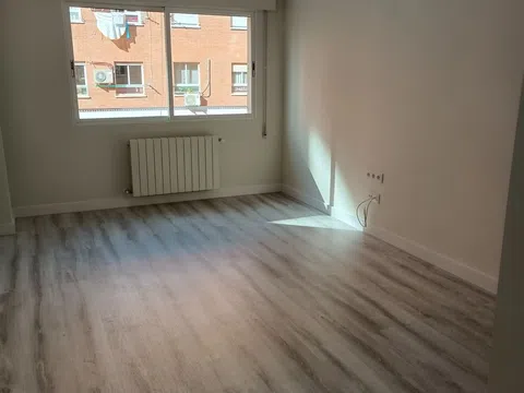 Piso en calle de Azcona, 3