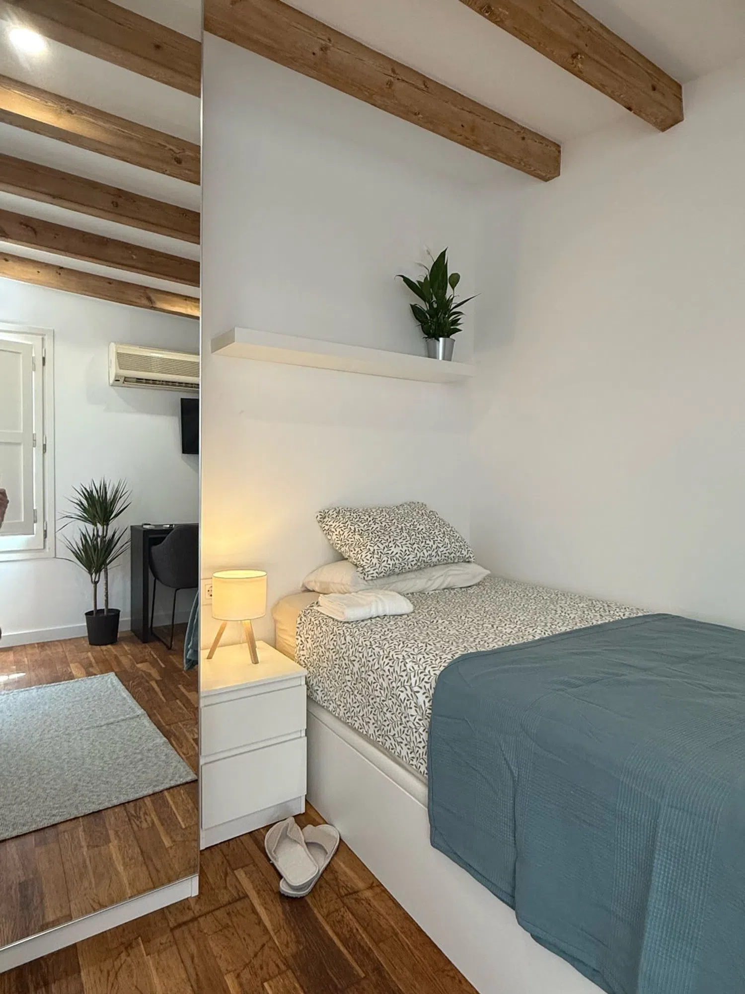 Estudio en calle de Muntaner, 7 - Foto 1