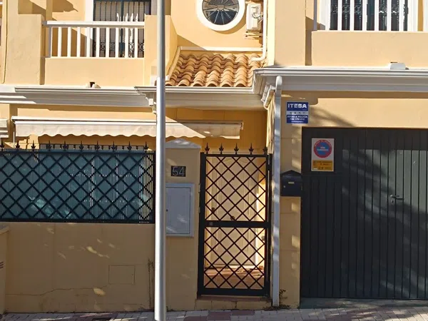 Chalet adosado en calle Lisboa, 54