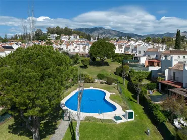 Casa adosada en  Avenida Sierrezuela 1 - Foto 1