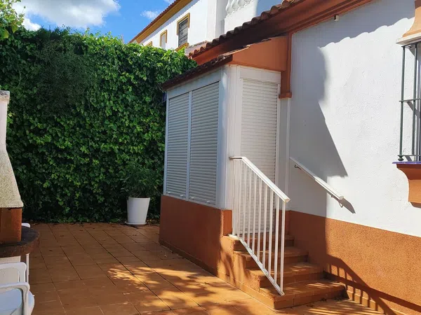 Chalet pareado en Gines - Foto 2