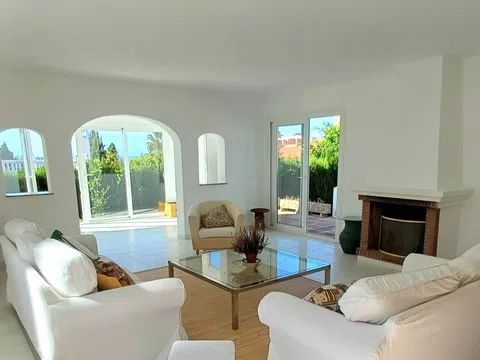 Casa independiente en avenida Benajarafe, 10