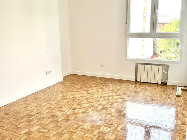 Piso en calle de Caleruega, 50