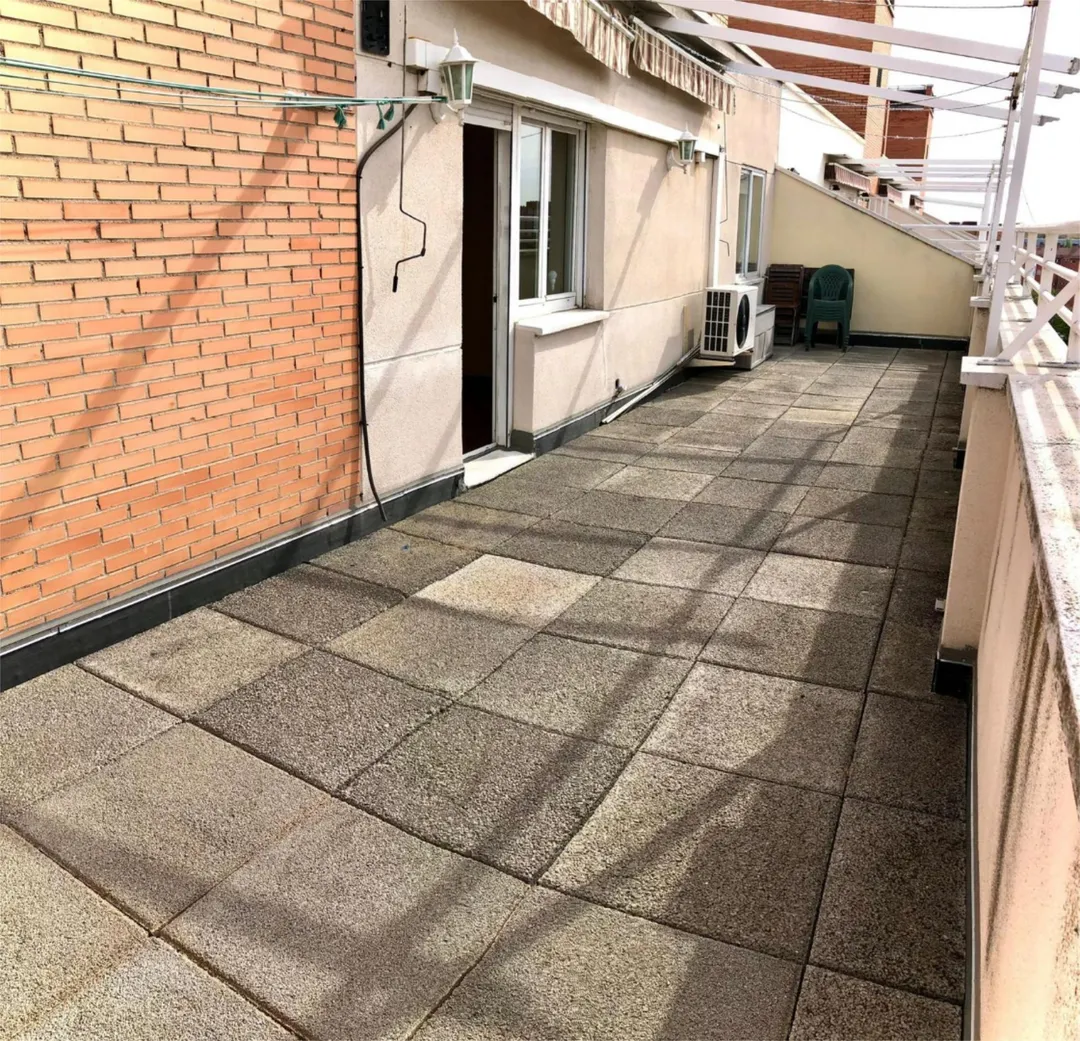 Ático en  Calle Laguna Negra 13