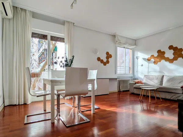 Piso en calle de la Infanta Mercedes, 12