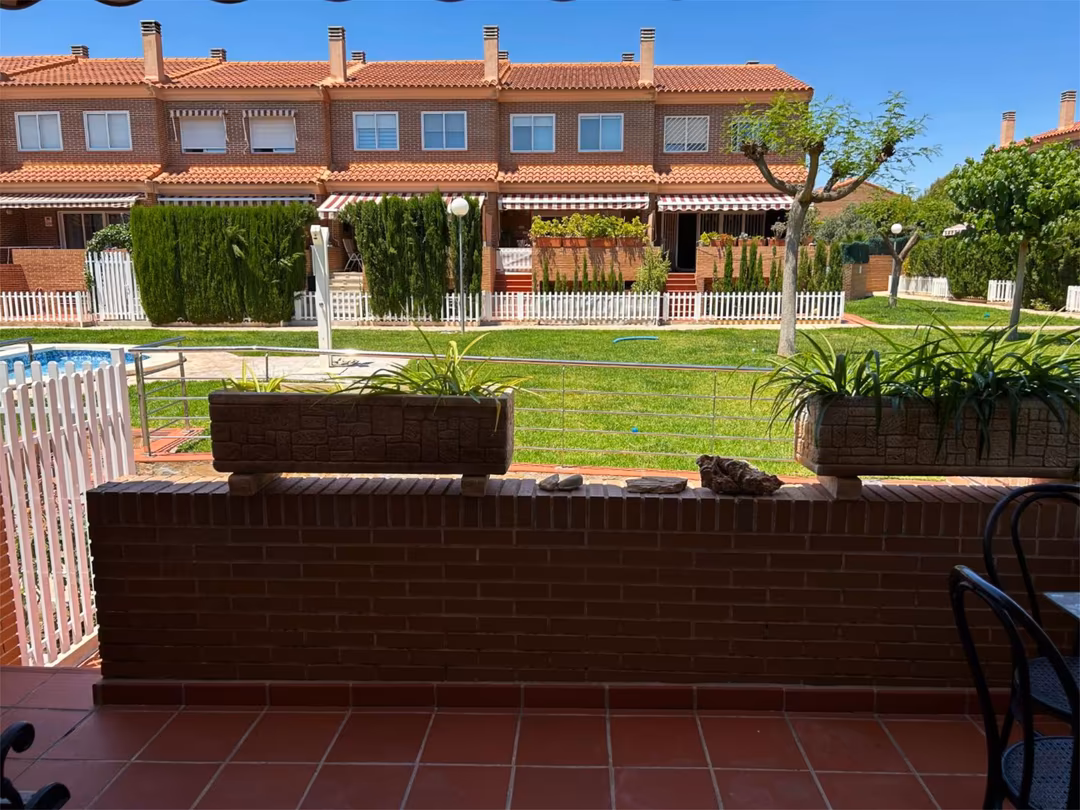 Casa adosada en  Avinguda d l`Almássera 13A - Foto 2