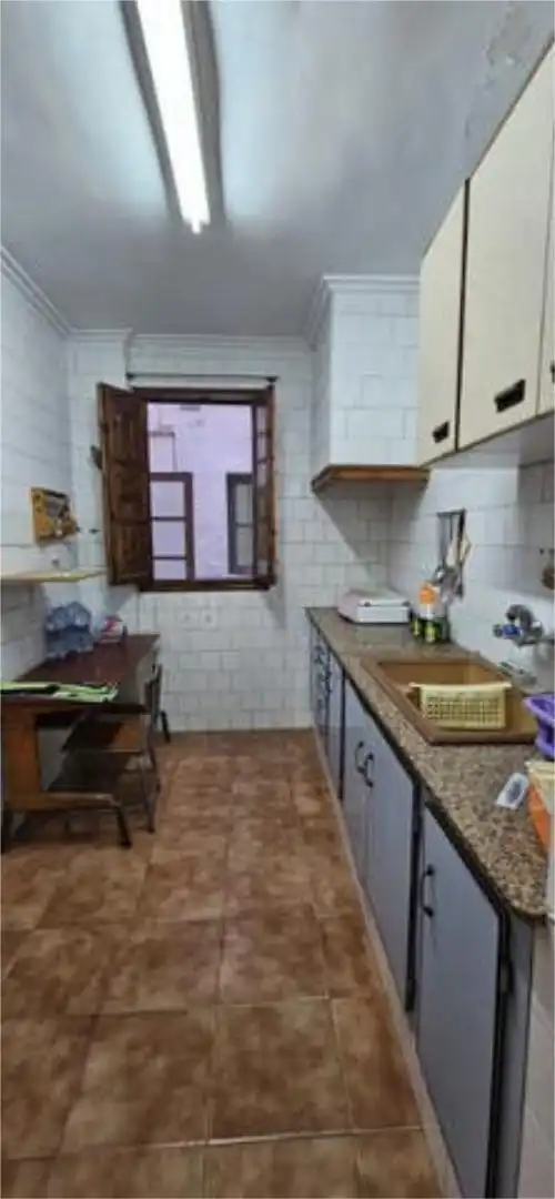 Chalet en calle paralela a zona comercial - Foto 6
