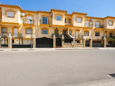 Casa adosada en  Calle Clara Campoamor 32 - Foto 1