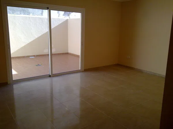 Chalet adosado en calle Avellano, 28