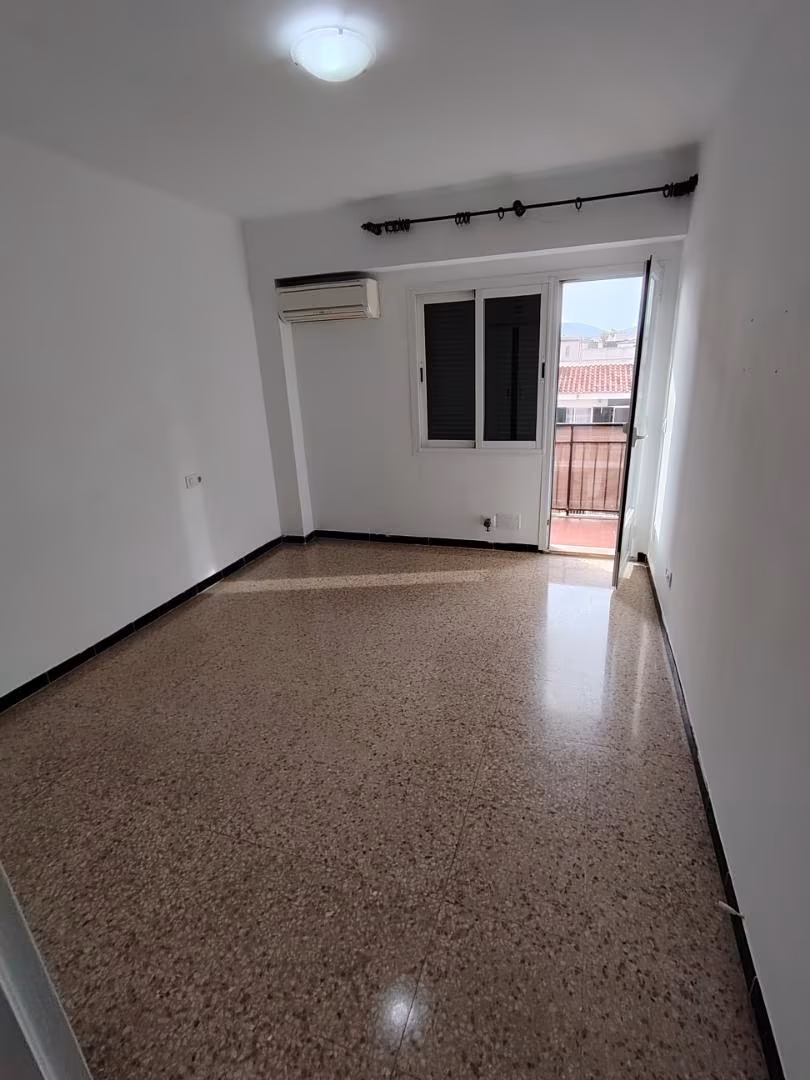 Piso en  Carrer de la Reina Sança de Nàpols 10 - Foto 2