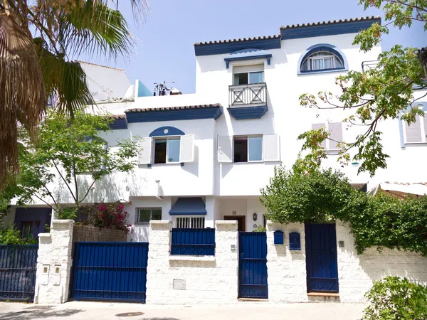 Chalet adosado en Avenida Virgen del Rocío, 20 /22 - Foto 1