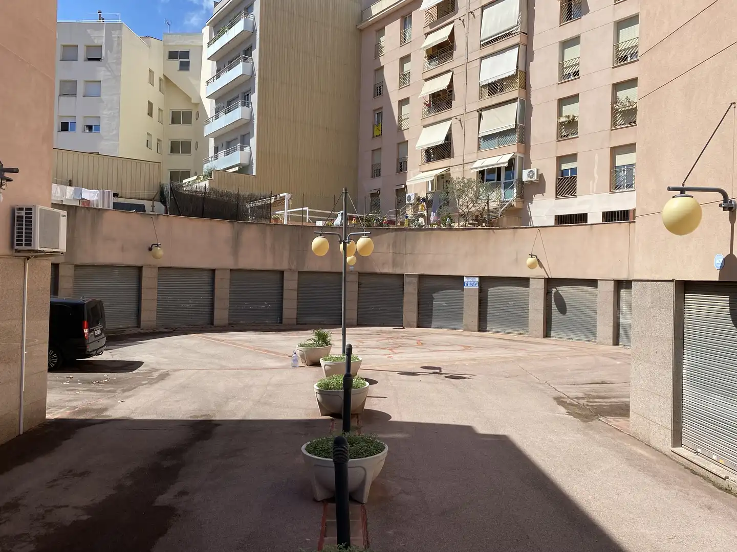 Local comercial en  Carrer d'Emili Cabañes 19 - Foto 2