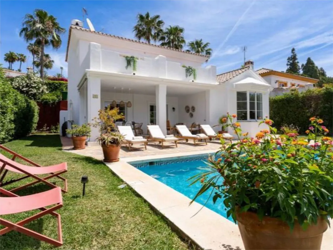 Casa adosada en  Avenida del Cortijo 5 - Foto 1