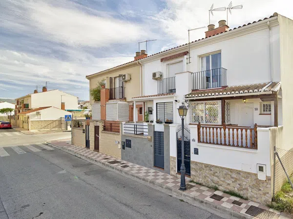 Chalet adosado en calle Carmen de Burgos, 18 - Foto 1