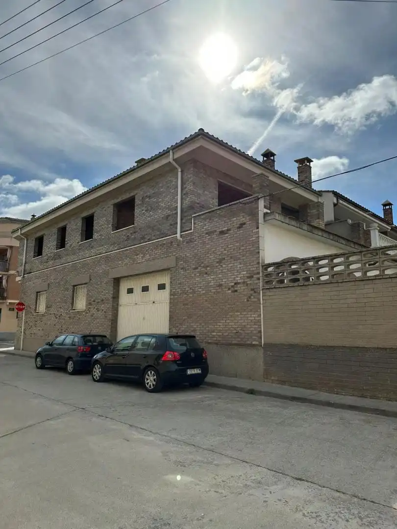 Casa adosada en  Carrer de Gabriel de Tàrrega 18 - Foto 3