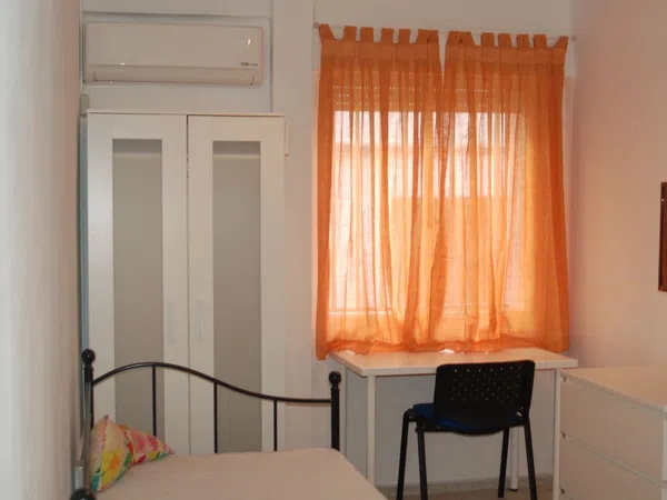Estudio en calle Peral, 24
