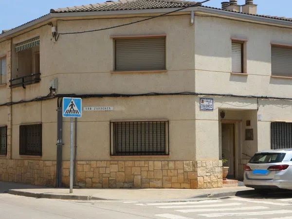 Chalet adosado en calle Trasmoz, 1