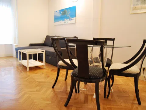 Estudio en calle Azahar, 6