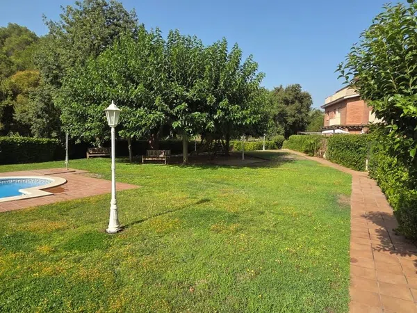Chalet adosado en Begues - Foto 2