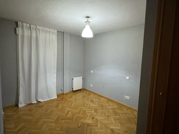 Piso en ronda del Poniente, 10