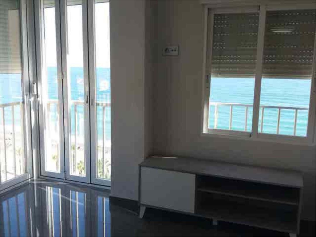 Piso en primera línea de playa - Foto 6