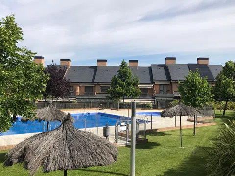 Chalet adosado en avenida Angel Nieto, 4