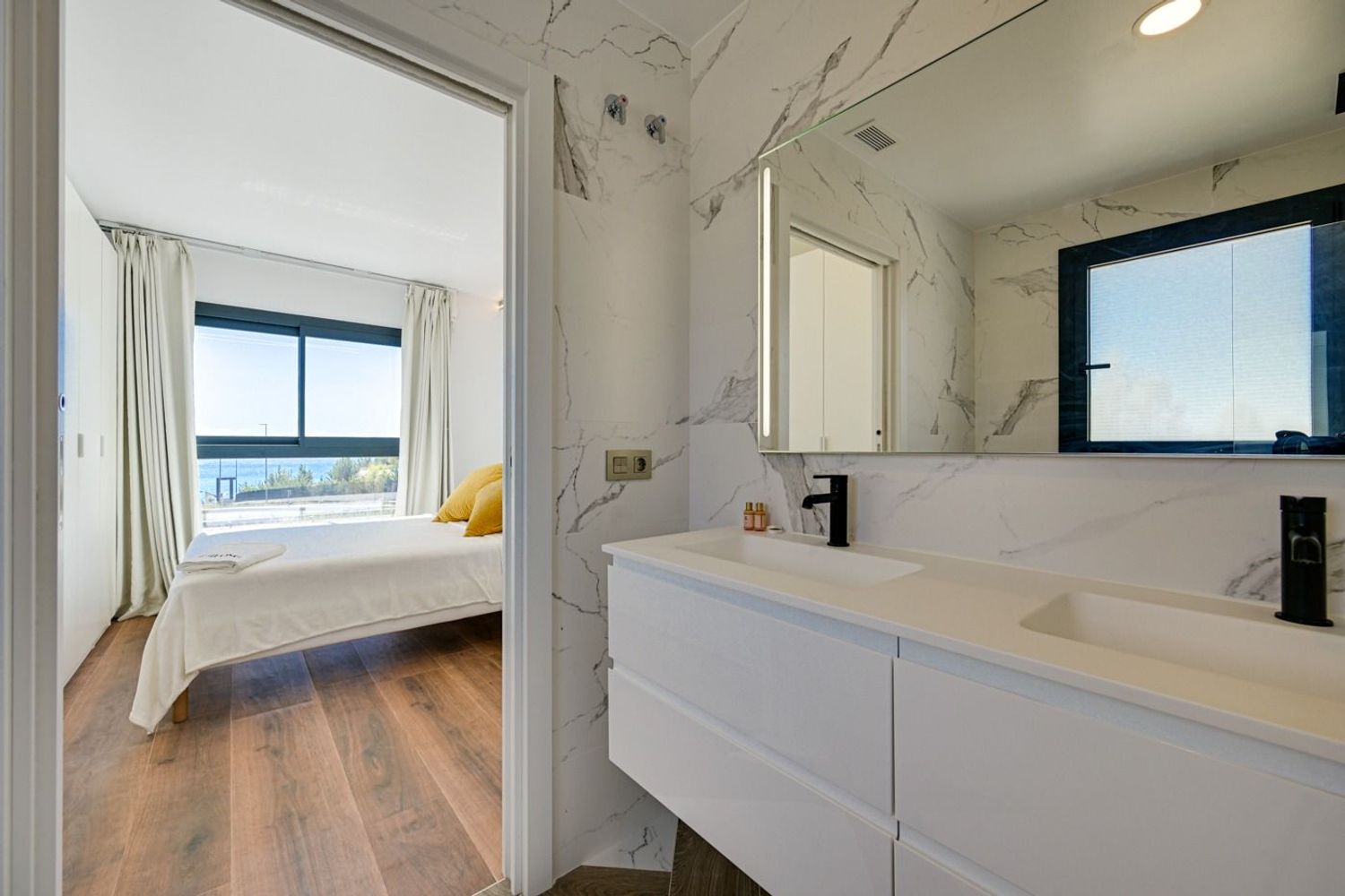 Chalet adosado en Ronda 8 de Març - Foto 4