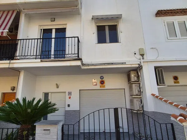Chalet adosado en Avenida de la Mestra Josefina Fernández, 49, Alquenència-Venècia - Foto 1