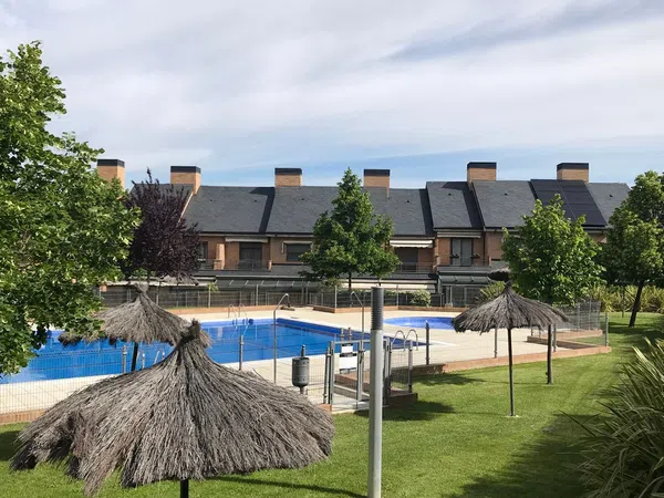 Chalet adosado en avenida Angel Nieto, 4