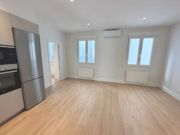 Piso en avenida de la Reina Victoria, 25