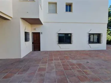 Local comercial en Nueva Andalucía - Foto 1