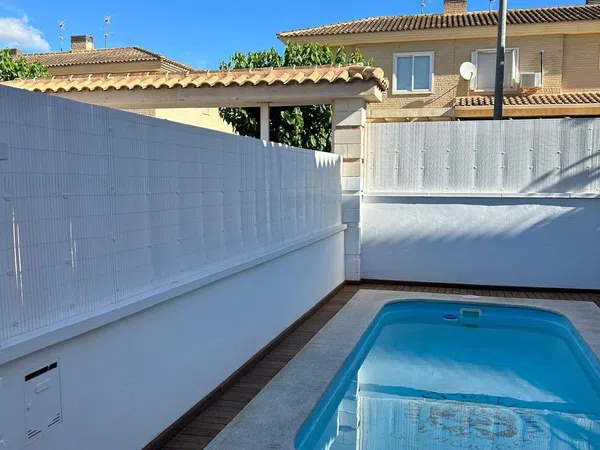 Chalet adosado en calle Florencia, 1